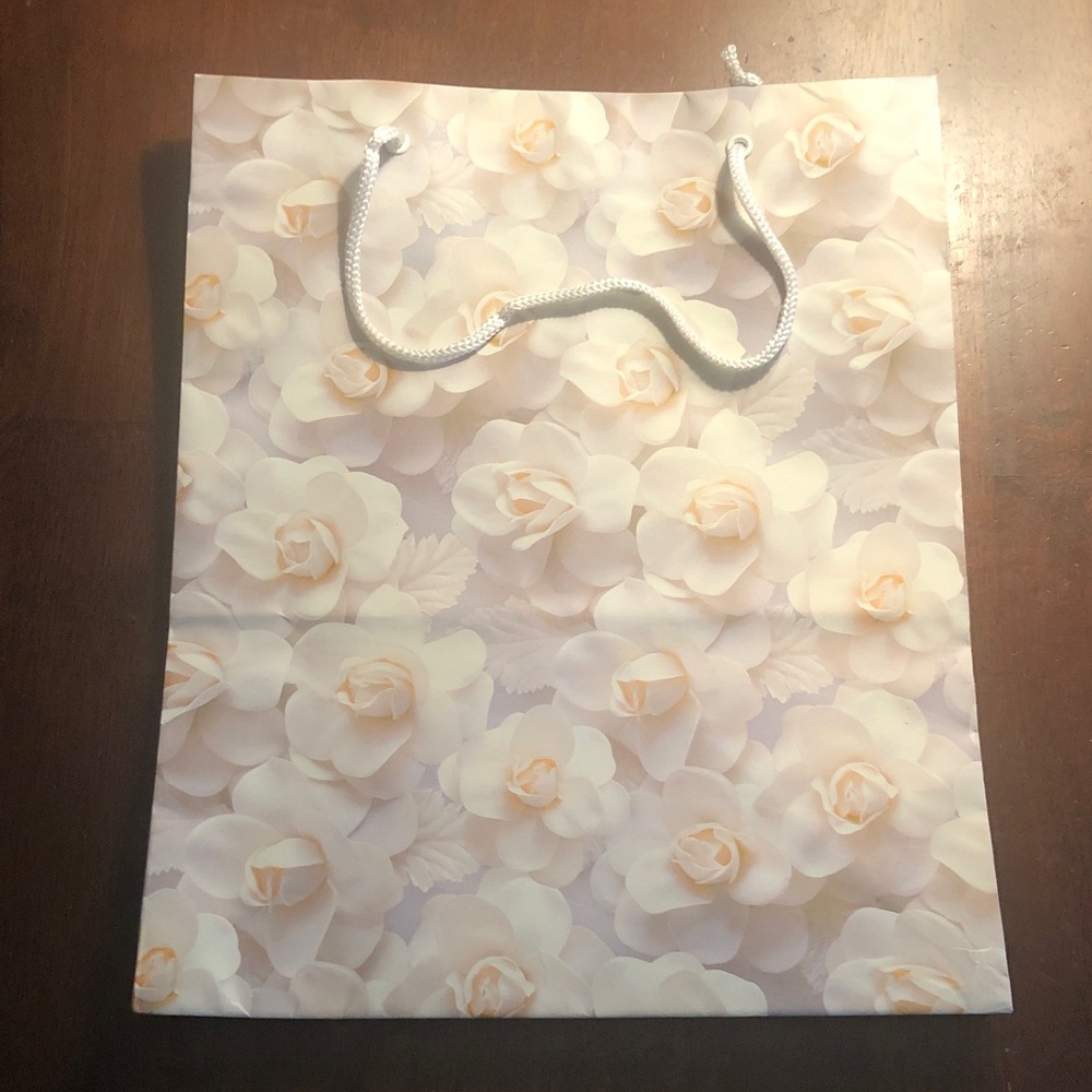 🛍️ Hallmark Floral Gift Bag
